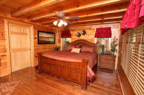 Photo 2 - Off The Clock - Four Bedroom Cabin