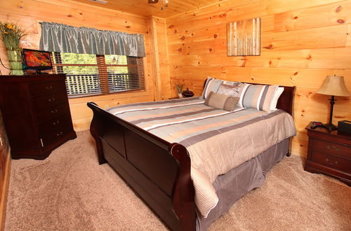 Photo 4 - Off The Clock - Four Bedroom Cabin