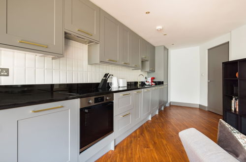 Photo 15 - Spacious 2 Bed - Battersea High Street