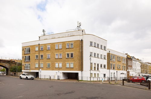 Photo 24 - Spacious 2 Bed - Battersea High Street