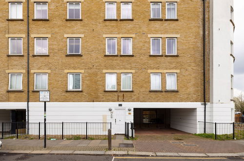 Photo 30 - Spacious 2 Bed - Battersea High Street