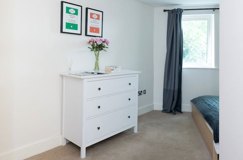 Photo 3 - Spacious 2 Bed - Battersea High Street