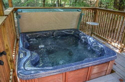 Foto 15 - Harleys River Retreat - Charming Cabin in Coosawattee River Resort Hot tub
