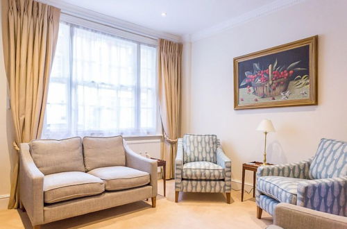 Photo 8 - JOIVY Stylish 3 BR House with Patio, Short Walk to Regents Park & Harley Street