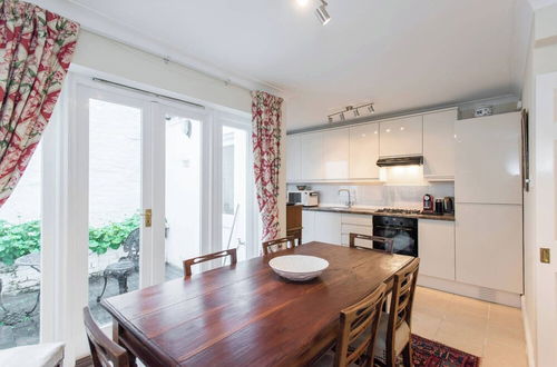 Photo 18 - JOIVY Stylish 3 BR House with Patio, Short Walk to Regents Park & Harley Street