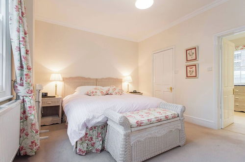 Photo 6 - JOIVY Stylish 3 BR House with Patio, Short Walk to Regents Park & Harley Street