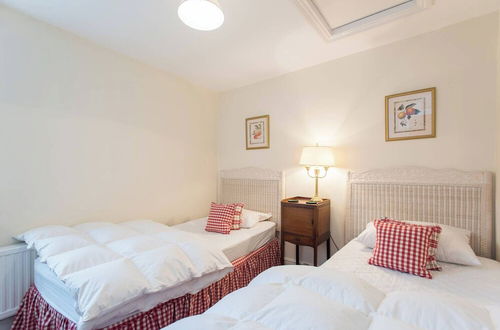 Photo 8 - JOIVY Stylish 3 BR House with Patio, Short Walk to Regents Park & Harley Street