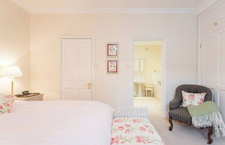 Photo 2 - JOIVY Stylish 3 BR House with Patio, Short Walk to Regents Park & Harley Street