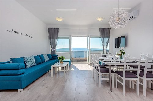 Foto 6 - Spacious Apartment With Swimming Pool and Jacuzzi, Sea View