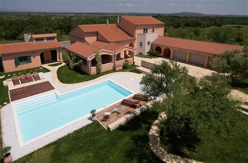 Foto 35 - Luxurious Villa in Skabrnje With Swimming Pool