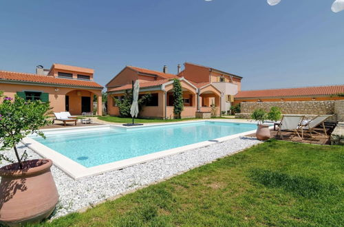 Foto 29 - Luxurious Villa in Skabrnje With Swimming Pool