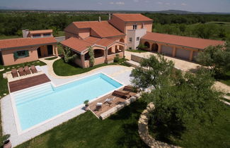 Foto 1 - Luxurious Villa in Skabrnje With Swimming Pool