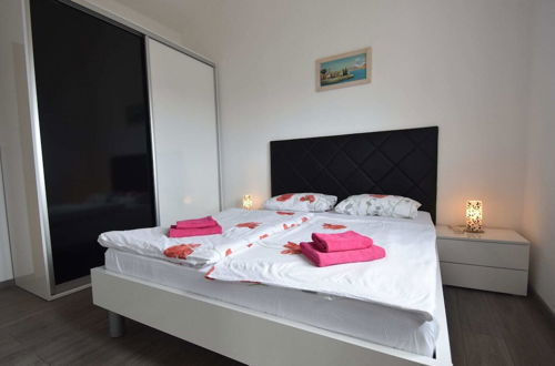 Photo 4 - Nice Apartment With Shared Swimming Pool Near the Beach and Trogir