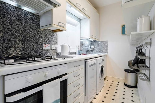 Photo 5 - Elegant Earl's Court 2 bed 2 Bath Near Tube