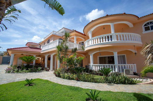 Photo 26 - Private 6 Bedroom Villa Great for Parties