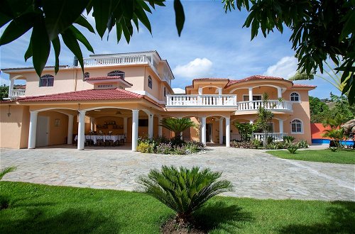 Photo 43 - Private 6 Bedroom Villa Great for Parties