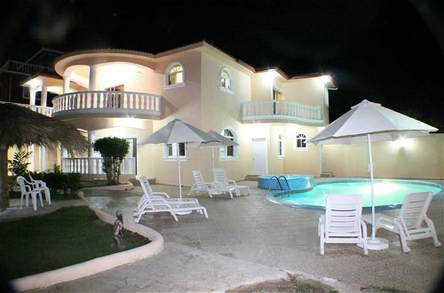 Photo 35 - Private 6 Bedroom Villa Great for Parties