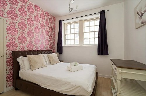 Photo 2 - Stunning Royal Mile Old Town Apartment