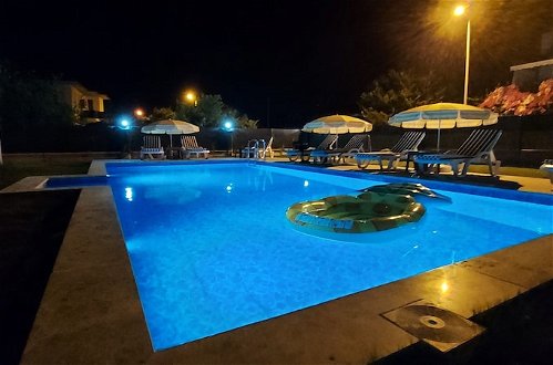 Foto 5 - Remarkable 4-bed Villa Anka Private Pool