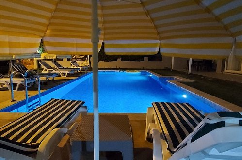 Foto 7 - Remarkable 4-bed Villa Anka Private Pool