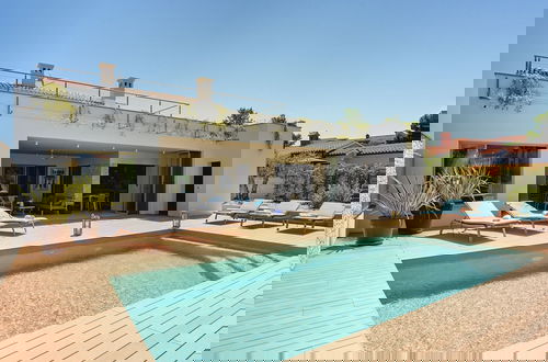 Foto 31 - Modern Villa With sea View and Private Pool