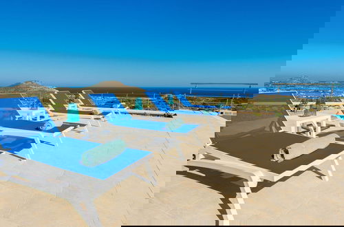 Photo 18 - Beautiful Villa With Infinity Pool and sea View