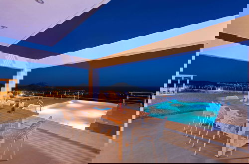 Photo 19 - Beautiful Villa With Infinity Pool and sea View