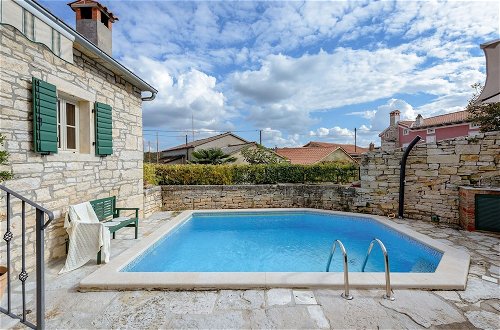 Photo 16 - Lovely Stone House With Private Swimming Pool