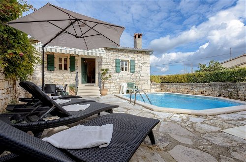 Photo 15 - Lovely Stone House With Private Swimming Pool