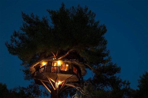 Photo 18 - Stunning Treehouse 10 Mins From Sandy Beaches