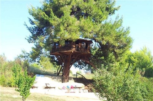 Photo 16 - Stunning Treehouse 10 Mins From Sandy Beaches