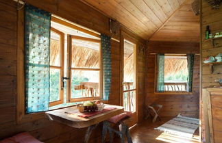 Foto 2 - Stunning Treehouse 10 Mins From Sandy Beaches