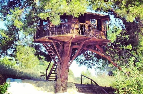 Photo 15 - Stunning Treehouse 10 Mins From Sandy Beaches