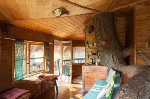 Foto 7 - Stunning Treehouse 10 Mins From Sandy Beaches