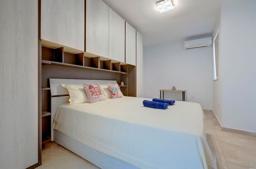 Photo 2 - Modern 2BR Apartment in Central St Julian's