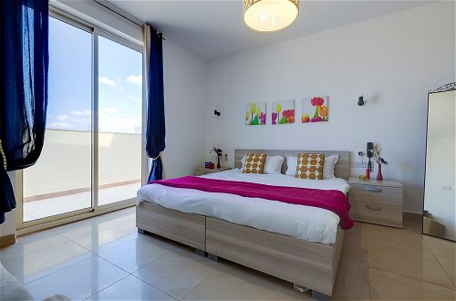 Photo 2 - Cosy 1BR Penthouse Close to the Promenade