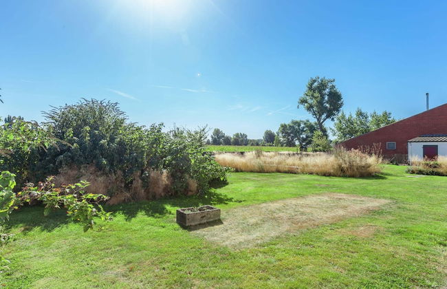Farmhouse With Fenced Garden - Photo 23