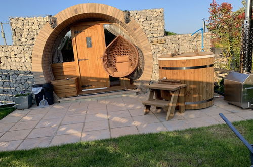 Photo 1 - Romantic Escape Luxury Hobbit House With hot tub