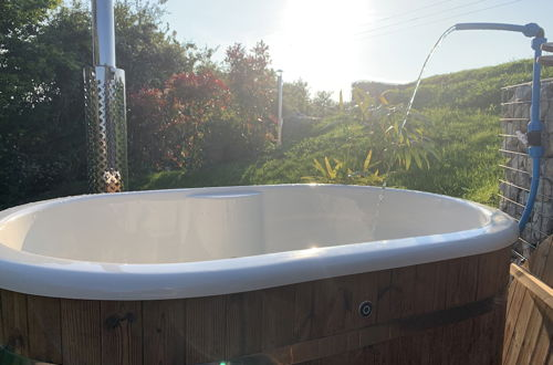 Foto 16 - Romantic Escape Luxury Hobbit House With hot tub