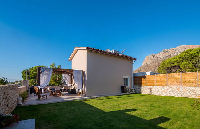 Gorgeous Villa with Garden - Stavros Beach - Photo 22