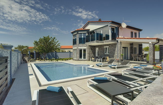 Modern Villa With Private Pool Consisting of 2 Apartments Near the Beach - Foto 28