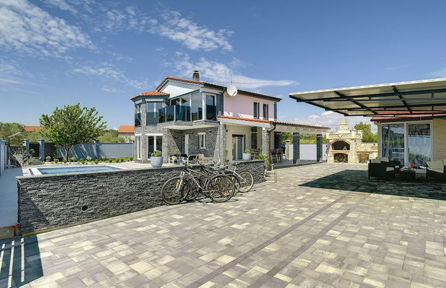 Modern Villa With Private Pool Consisting of 2 Apartments Near the Beach - Foto 29