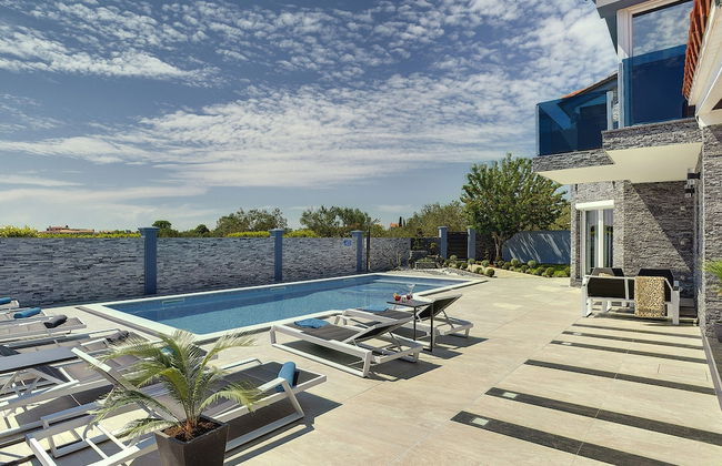Modern Villa With Private Pool Consisting of 2 Apartments Near the Beach - Foto 21