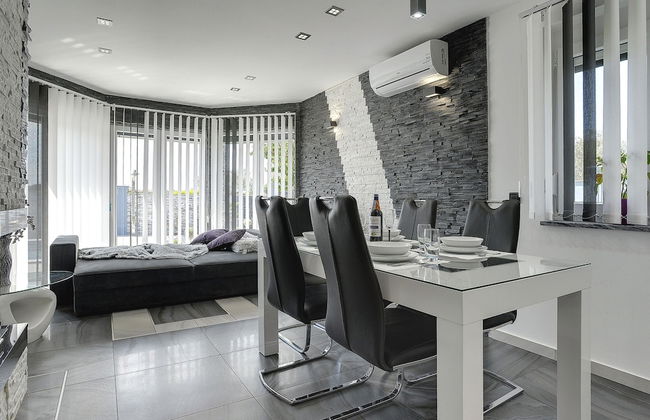 Modern Villa With Private Pool Consisting of 2 Apartments Near the Beach - Foto 26
