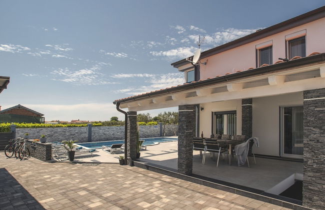 Modern Villa With Private Pool Consisting of 2 Apartments Near the Beach - Foto 30