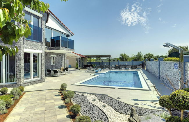 Modern Villa With Private Pool Consisting of 2 Apartments Near the Beach - Foto 1