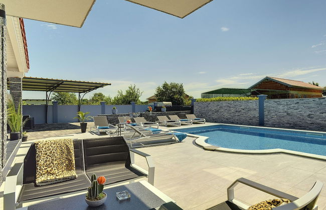 Modern Villa With Private Pool Consisting of 2 Apartments Near the Beach - Foto 22
