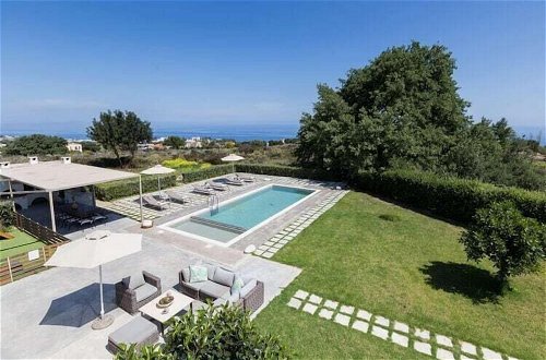 Foto 34 - Luxury Villa With Private Heated Pool, Childrens Fenced Area, Near the Beach & the Town