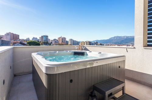 Photo 24 - Luxury Modern Penthouse w Jacuzzi & Huge Terrace