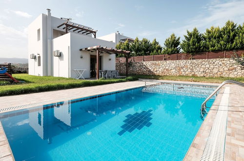 Photo 20 - Sun-kissed Villa in Latsimas With Pool